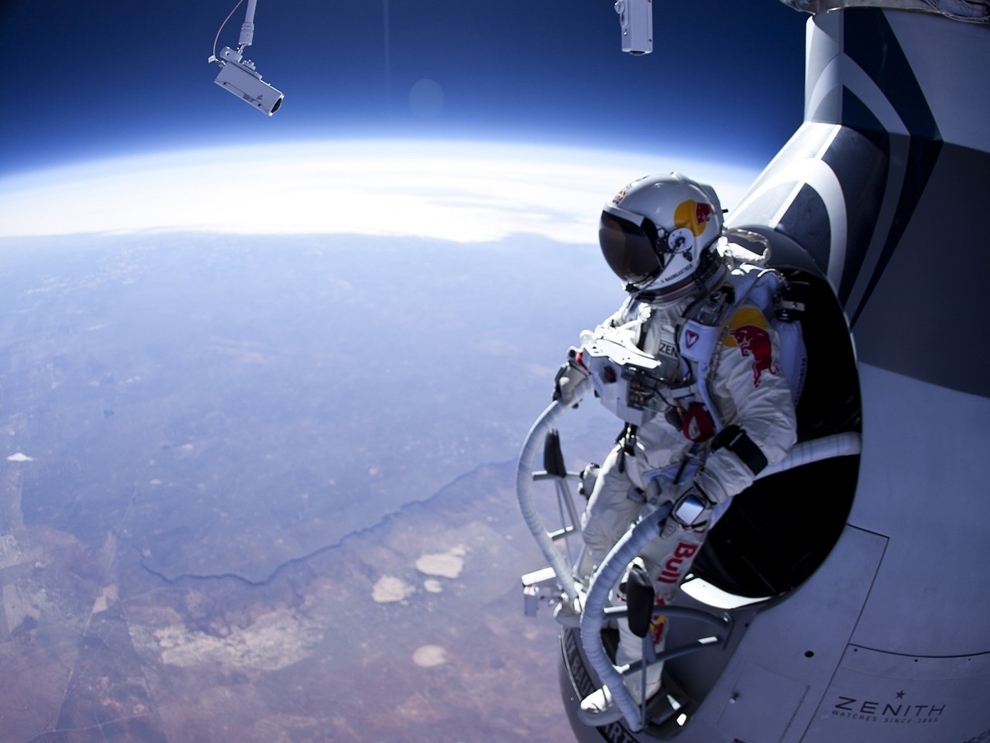 Felix Baumgartner&#39;s 24-mile free-fall from space